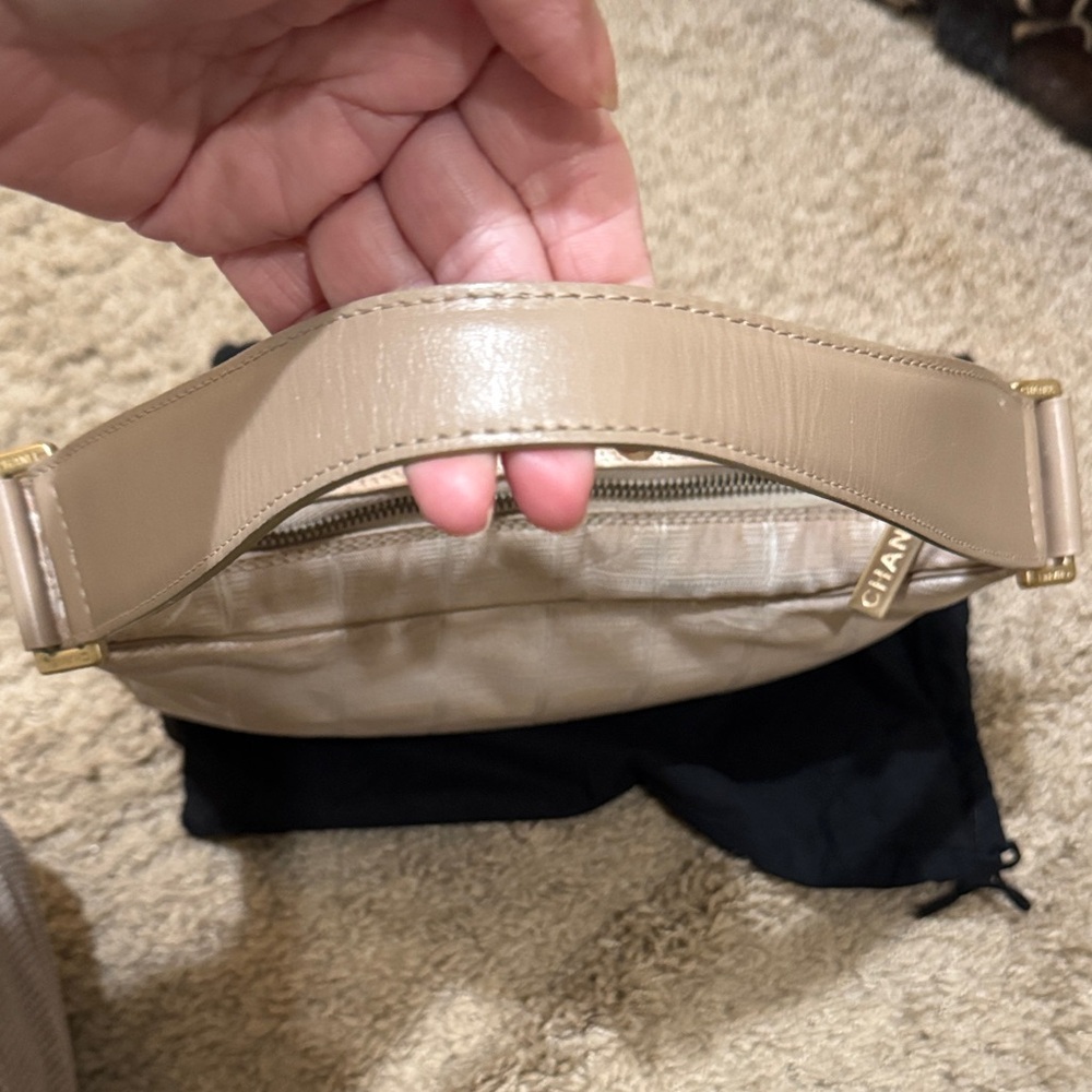 CHANEL Elegant Shoulder Bag - Picture 3 of 16